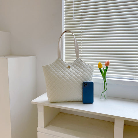 New Casual Large Capacity Diamond Embroidery Handbag
