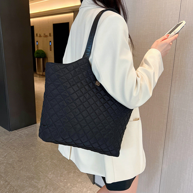 New Casual Large Capacity Diamond Embroidery Handbag