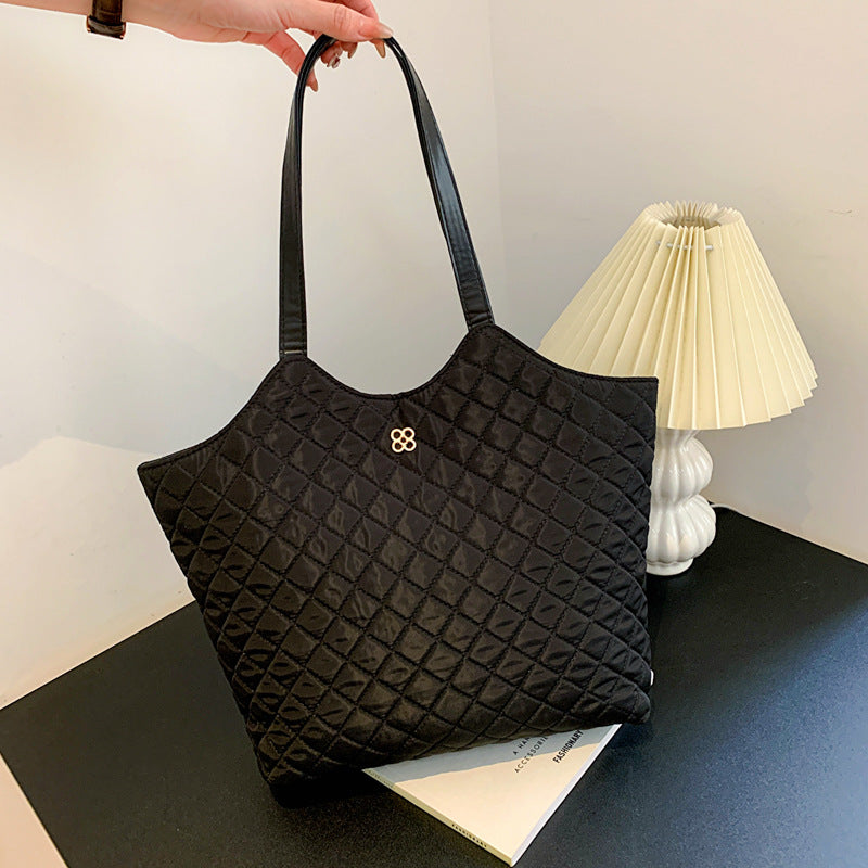 New Casual Large Capacity Diamond Embroidery Handbag